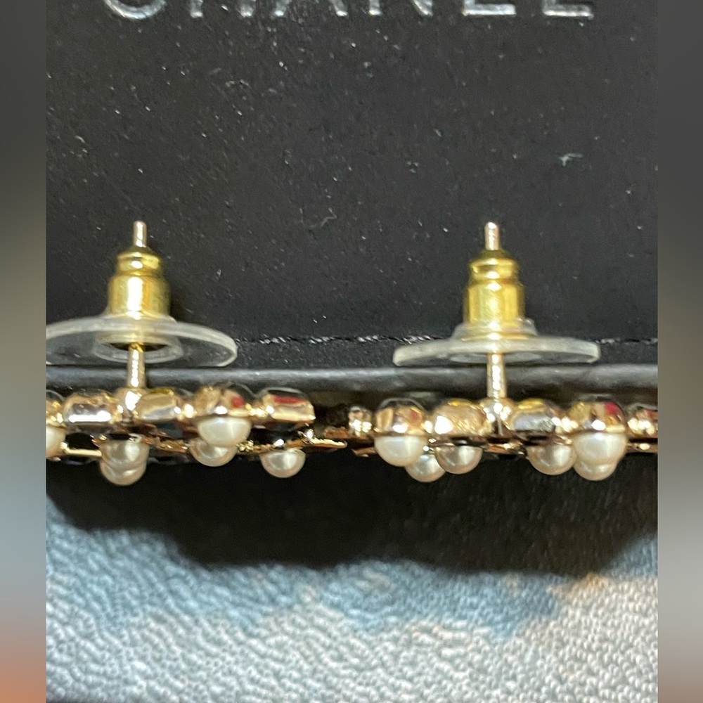 Chanel Gold and Pearl Earrings NIB - Picture 4 of 8